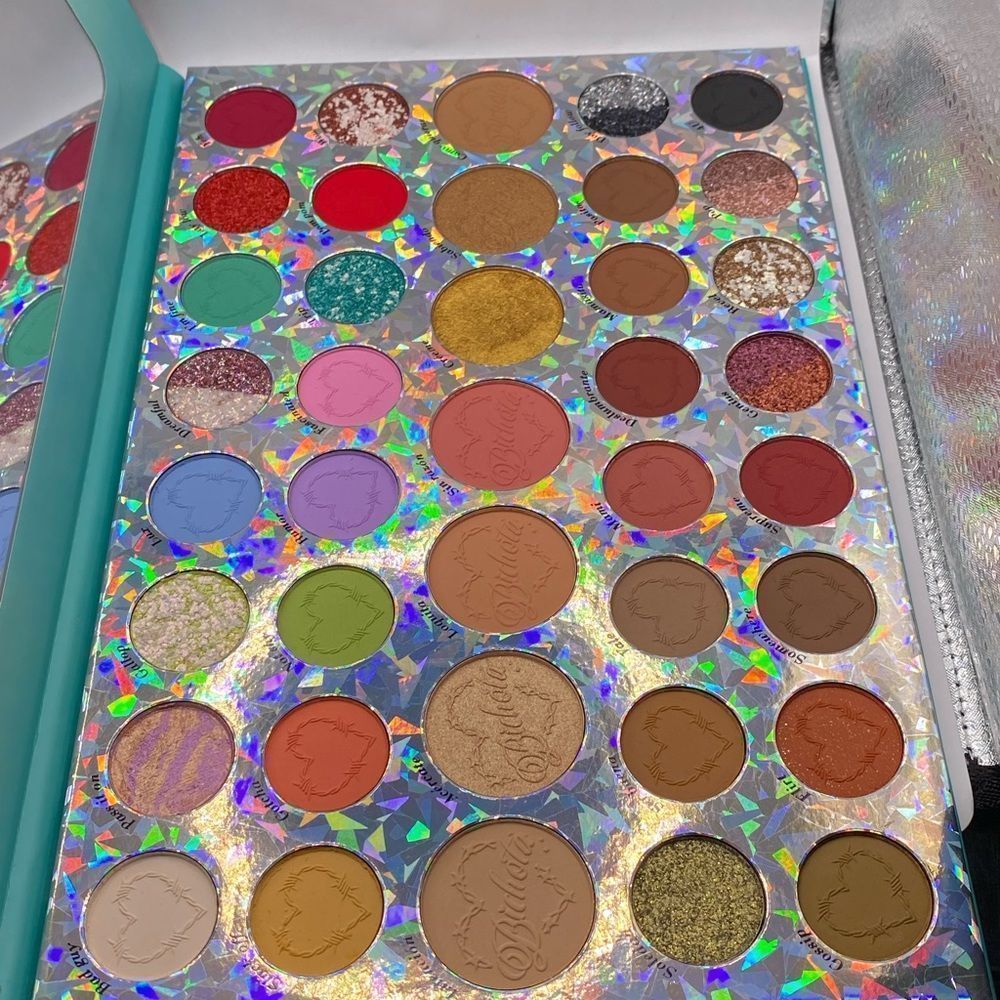 Karol G Bichota Eyeshadow Palette book-NEW - Picture 2 of 8